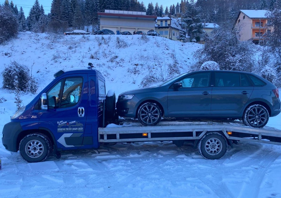 Šlep vozilo Auto Servisa Nešo prevozi automobil po snegu u brdovitom terenu