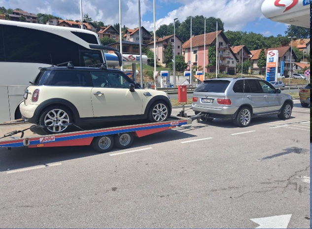 Šlep prikolica Nešo vuče putničko vozilo pored terenca na benzinskoj stanici
