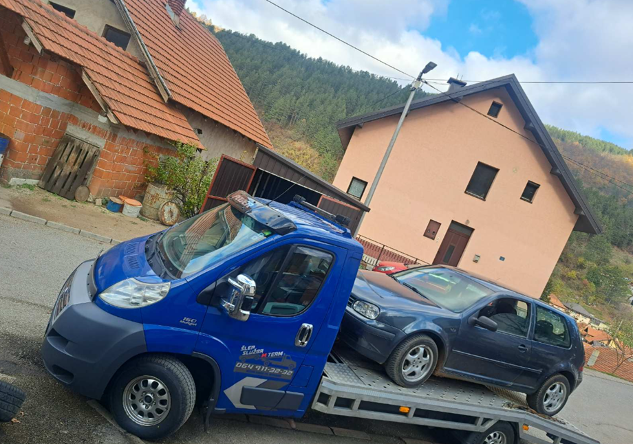 Šlep vozilo Auto Servisa Nešo na terenu pored porodičnih kuća u Novoj Varoši